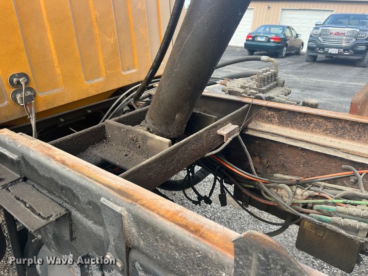 image for item EK8843 2004 GMC C7500 dump truck