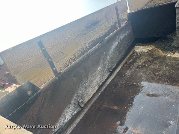 image for item EK8843 2004 GMC C7500 dump truck