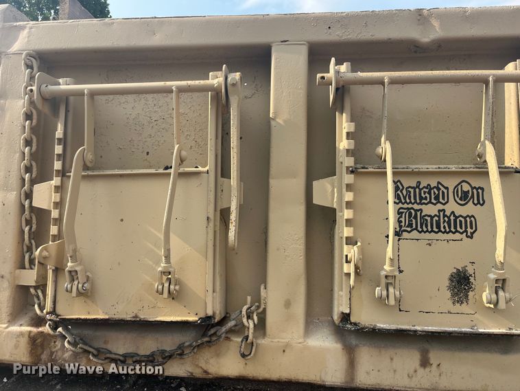 image for item EK8843 2004 GMC C7500 dump truck