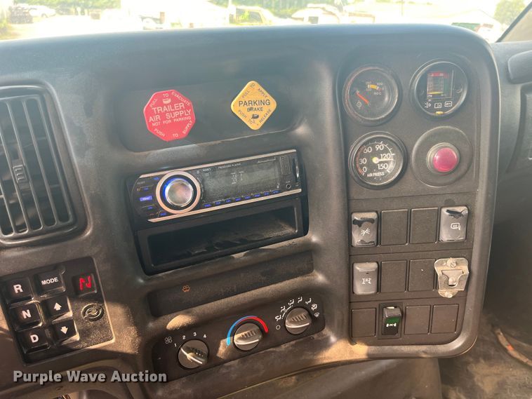 image for item EK8843 2004 GMC C7500 dump truck