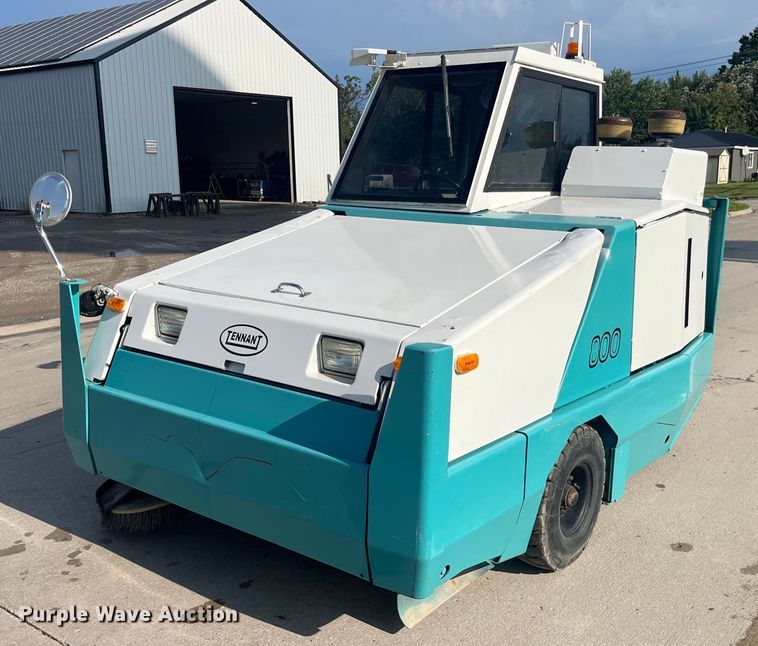 image for item EK8873 Tennant 800 sweeper