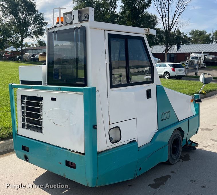 image for item EK8873 Tennant 800 sweeper