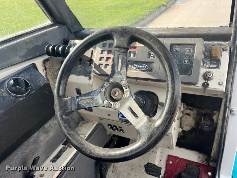 image for item EK8873 Tennant 800 sweeper