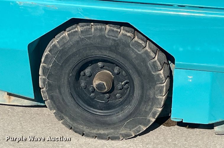 image for item EK8873 Tennant 800 sweeper