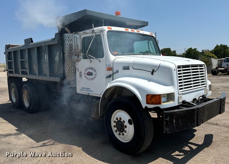 image for item LF9841 2000 International 4900  dump truck