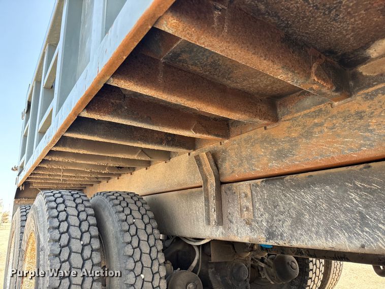 image for item LF9841 2000 International 4900  dump truck