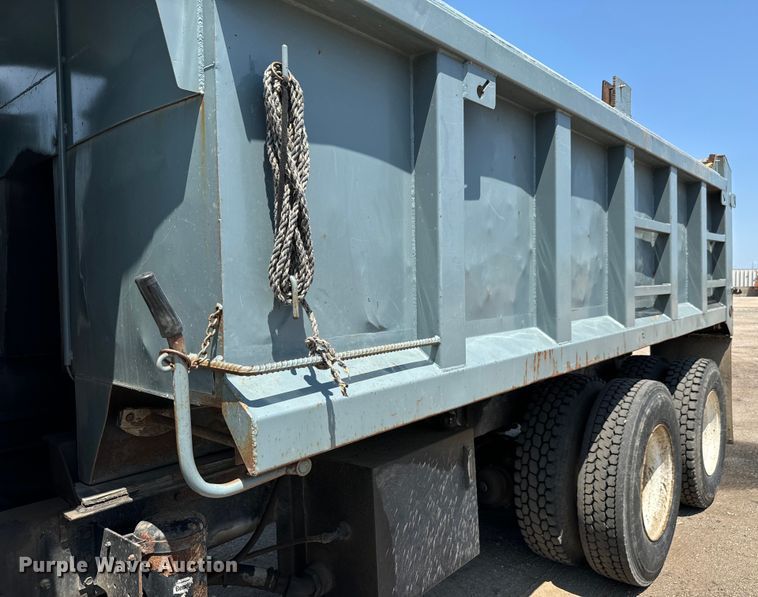 image for item LF9841 2000 International 4900  dump truck