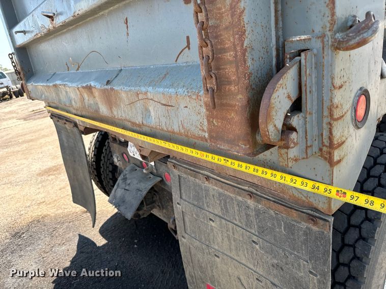 image for item LF9841 2000 International 4900  dump truck