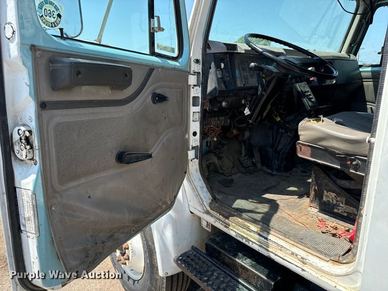 image for item LF9841 2000 International 4900  dump truck