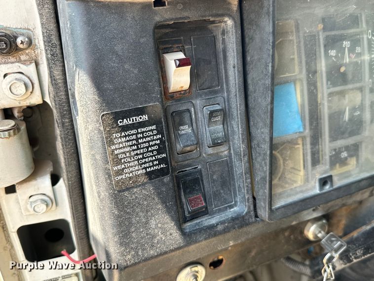 image for item LF9841 2000 International 4900  dump truck