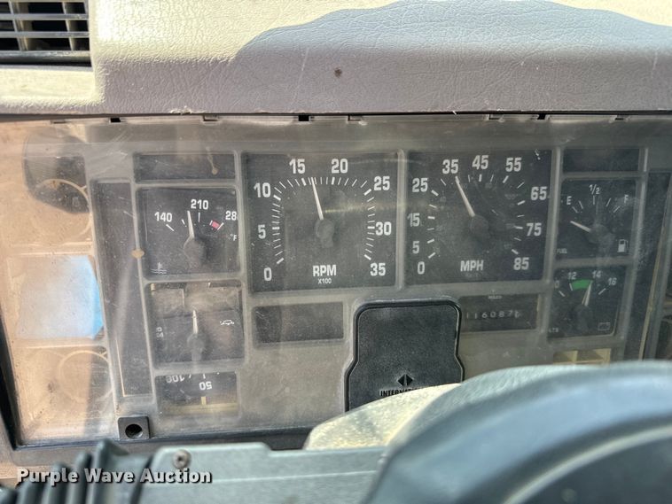 image for item LF9841 2000 International 4900  dump truck