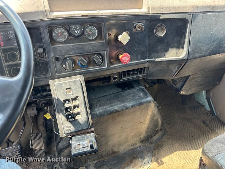 image for item LF9841 2000 International 4900  dump truck