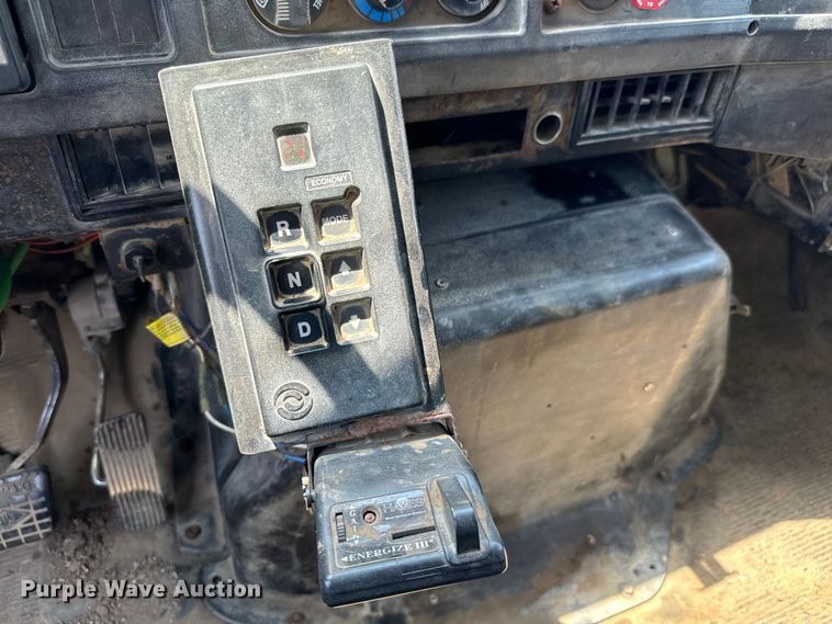 image for item LF9841 2000 International 4900  dump truck