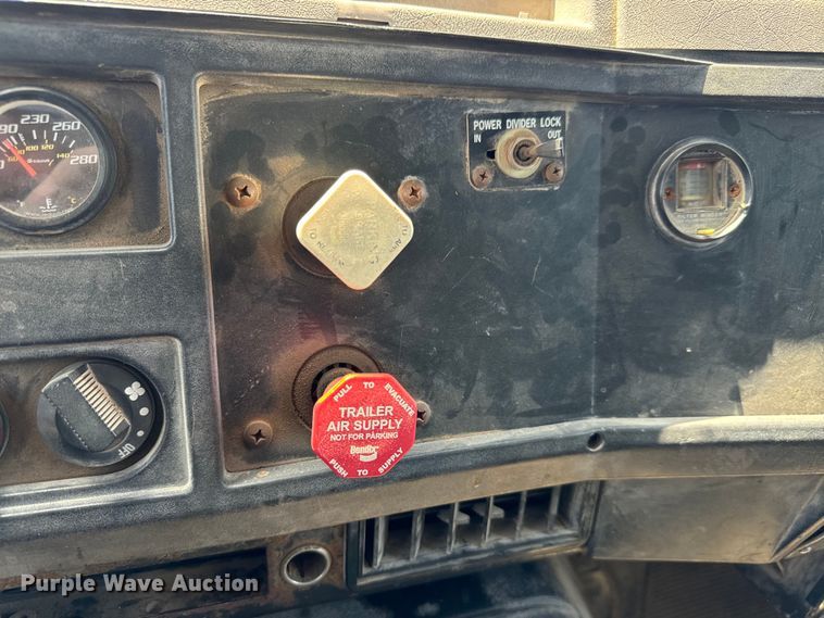 image for item LF9841 2000 International 4900  dump truck