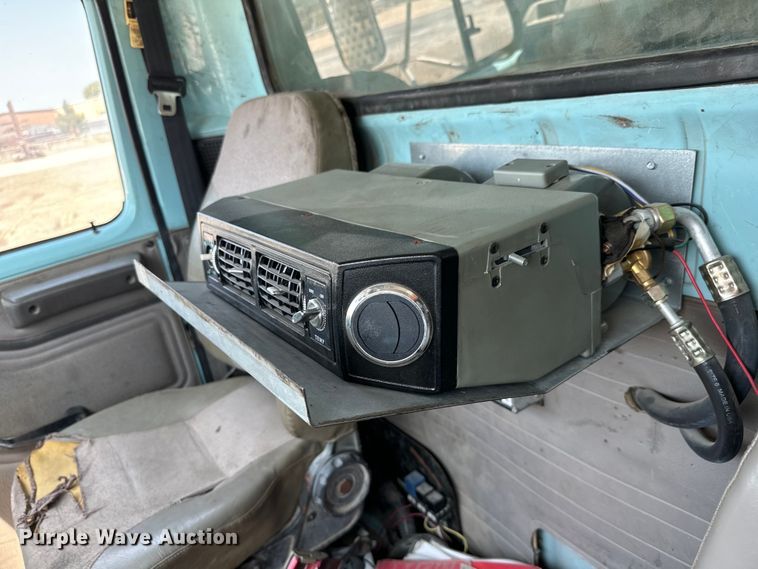 image for item LF9841 2000 International 4900  dump truck