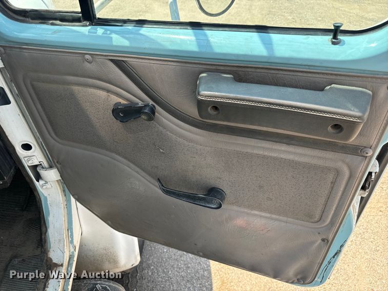 image for item LF9841 2000 International 4900  dump truck