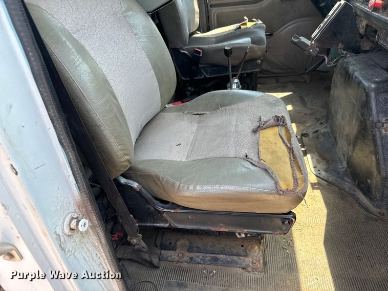 image for item LF9841 2000 International 4900  dump truck