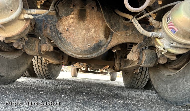 image for item LF9841 2000 International 4900  dump truck