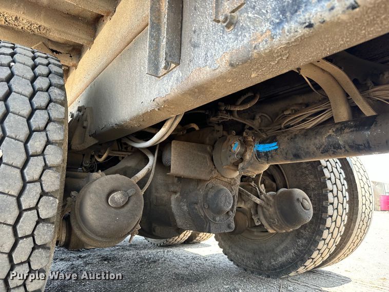 image for item LF9841 2000 International 4900  dump truck