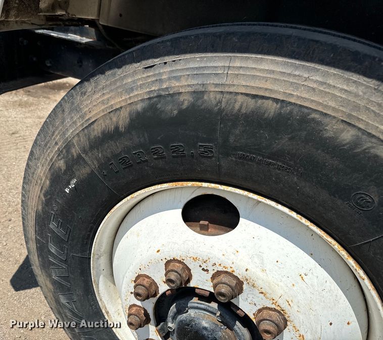 image for item LF9841 2000 International 4900  dump truck