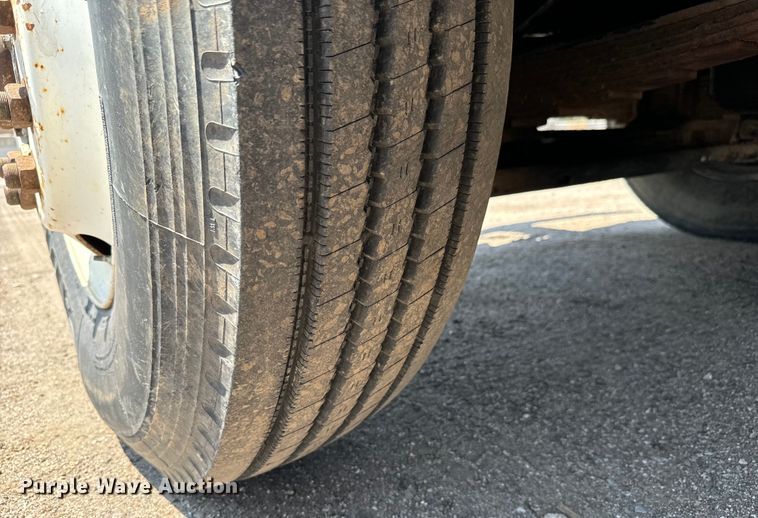 image for item LF9841 2000 International 4900  dump truck