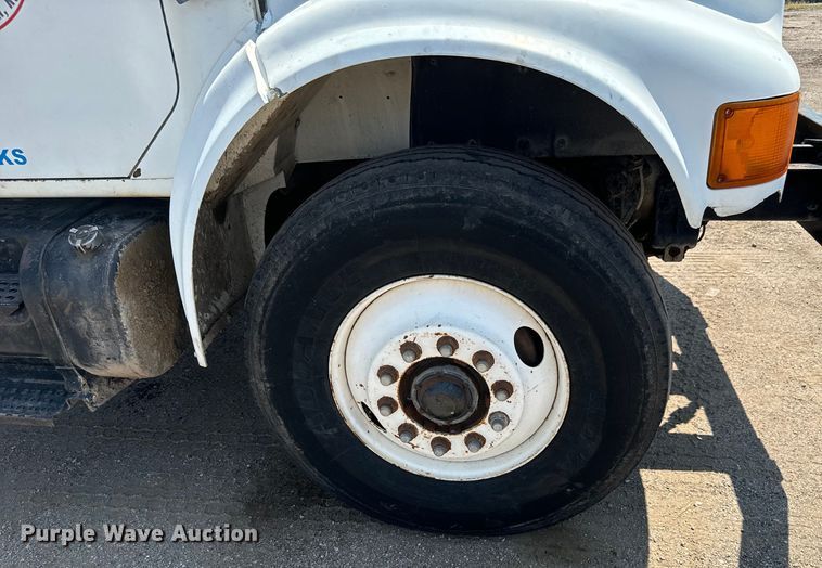 image for item LF9841 2000 International 4900  dump truck