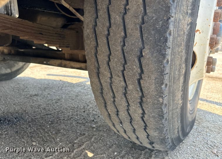 image for item LF9841 2000 International 4900  dump truck