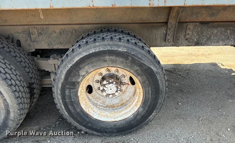 image for item LF9841 2000 International 4900  dump truck