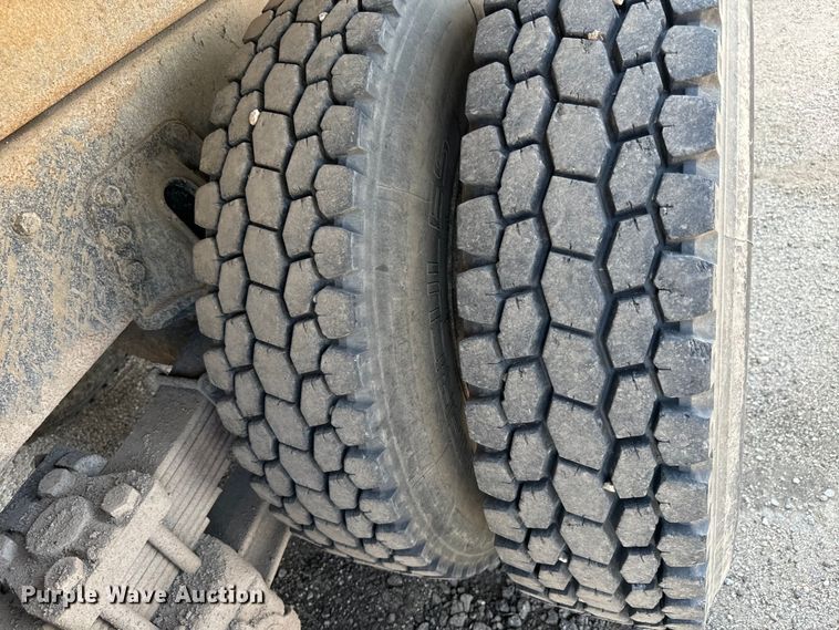 image for item LF9841 2000 International 4900  dump truck