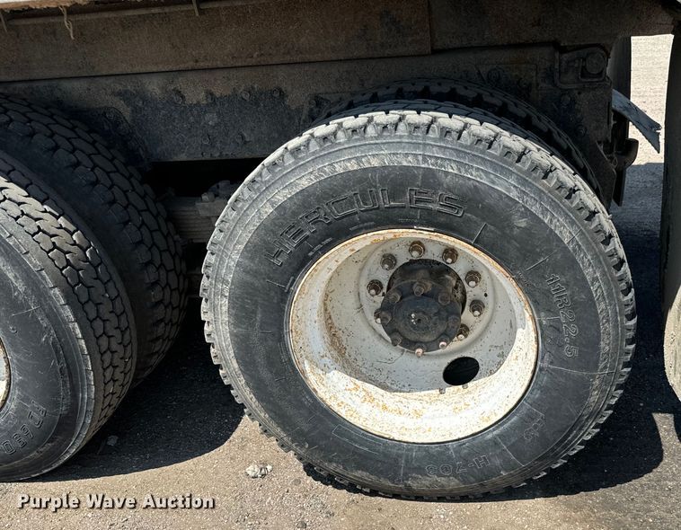 image for item LF9841 2000 International 4900  dump truck