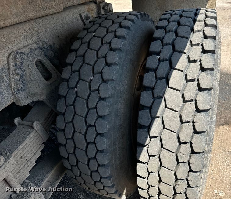 image for item LF9841 2000 International 4900  dump truck