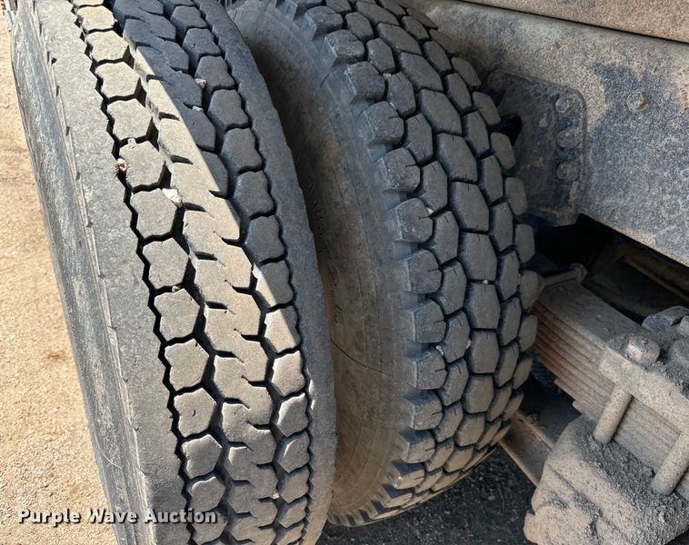 image for item LF9841 2000 International 4900  dump truck