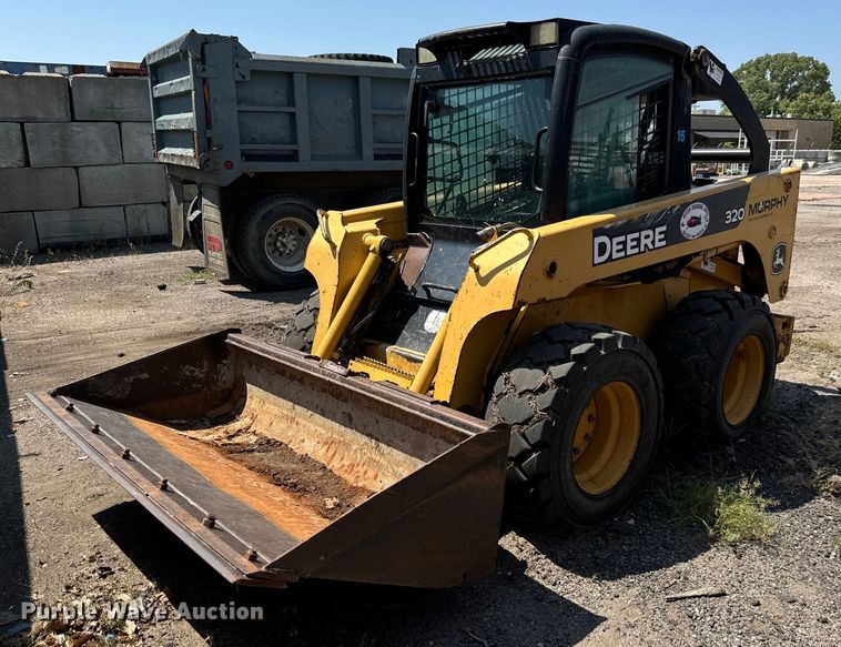 image for item LF9843 2006 John Deere 320 skid steer loader