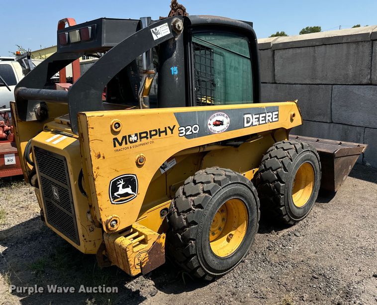 image for item LF9843 2006 John Deere 320 skid steer loader