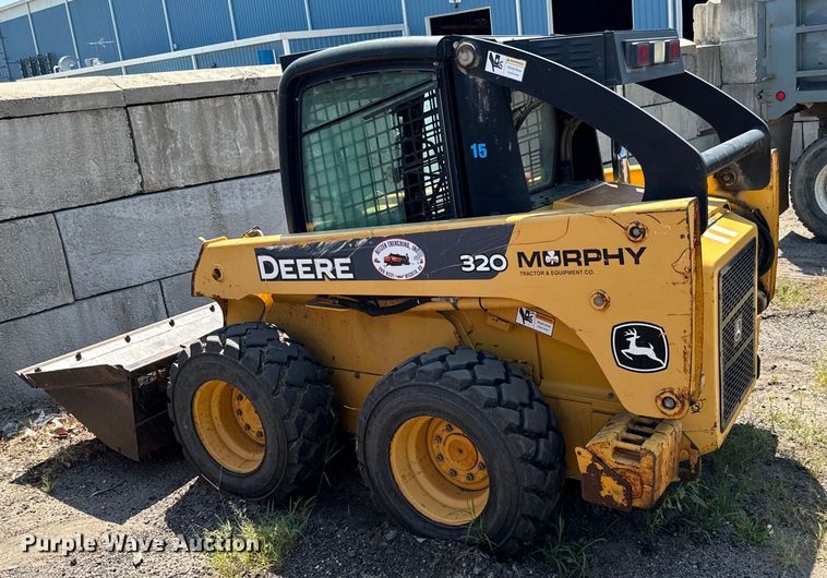 image for item LF9843 2006 John Deere 320 skid steer loader