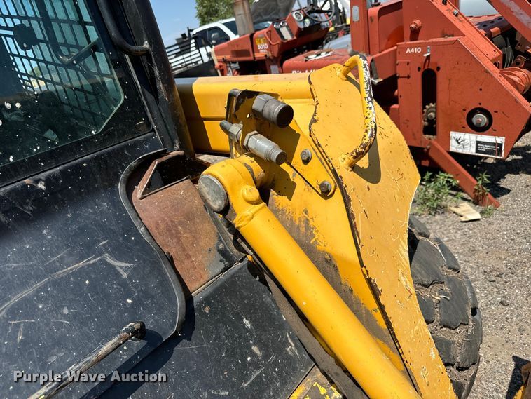 image for item LF9843 2006 John Deere 320 skid steer loader