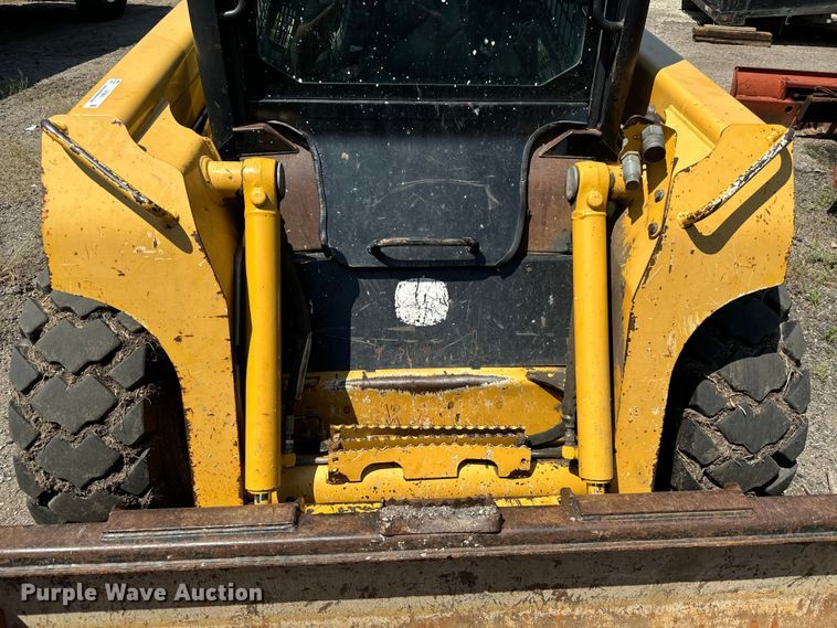 image for item LF9843 2006 John Deere 320 skid steer loader