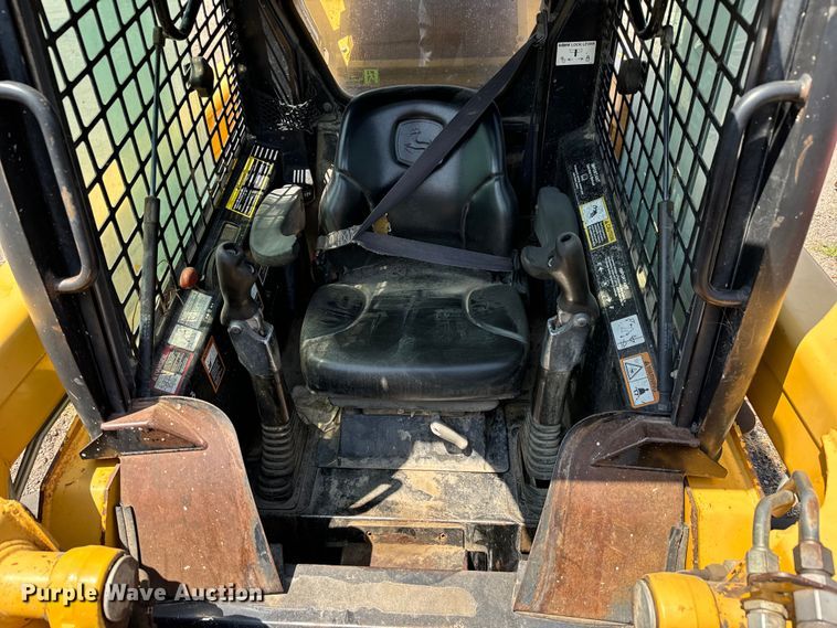 image for item LF9843 2006 John Deere 320 skid steer loader