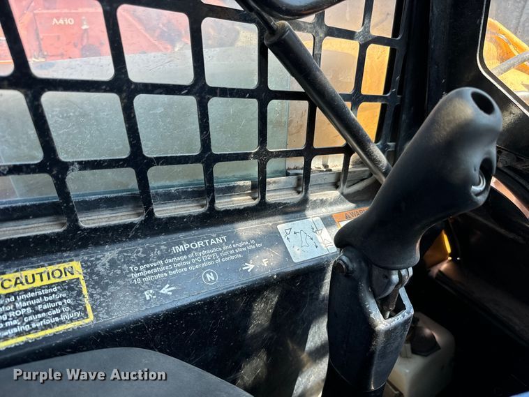 image for item LF9843 2006 John Deere 320 skid steer loader