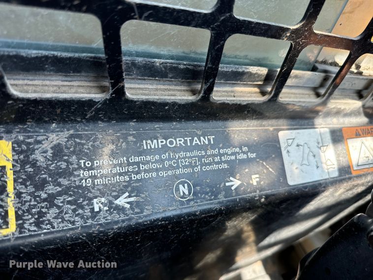 image for item LF9843 2006 John Deere 320 skid steer loader