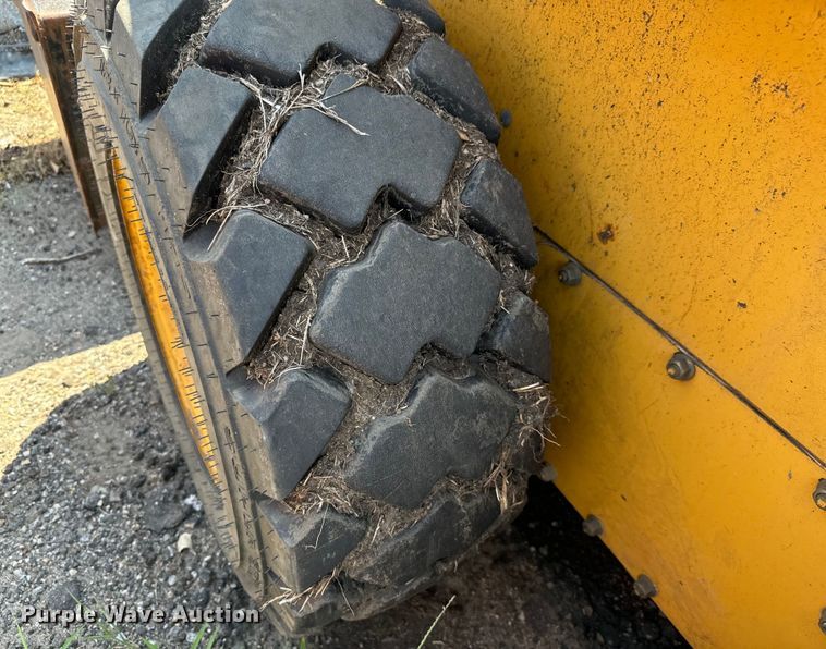 image for item LF9843 2006 John Deere 320 skid steer loader