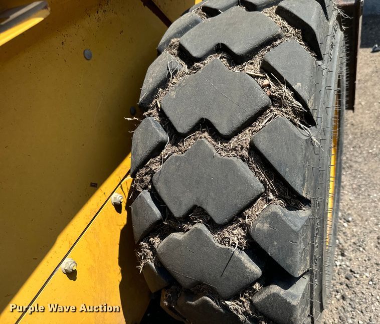 image for item LF9843 2006 John Deere 320 skid steer loader