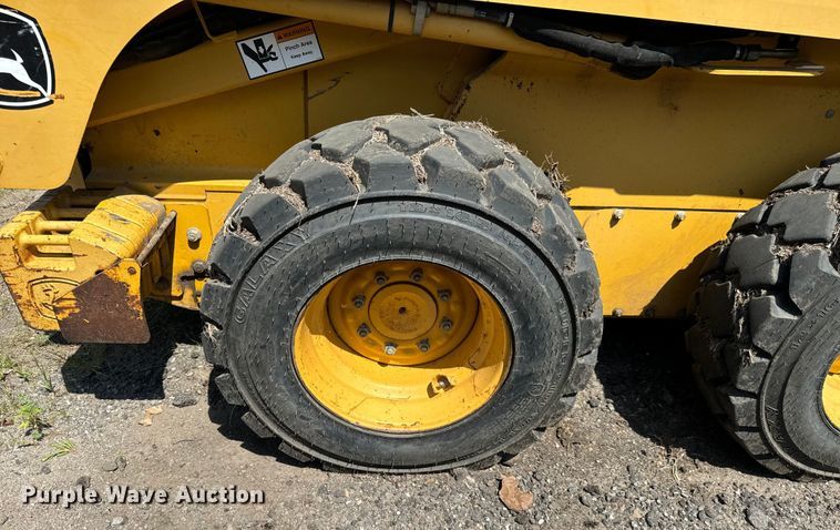 image for item LF9843 2006 John Deere 320 skid steer loader