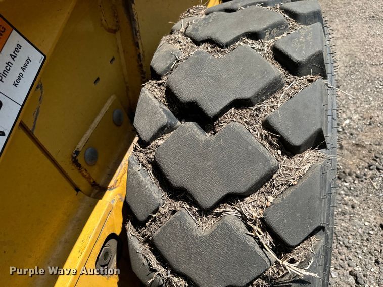 image for item LF9843 2006 John Deere 320 skid steer loader