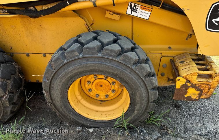 image for item LF9843 2006 John Deere 320 skid steer loader