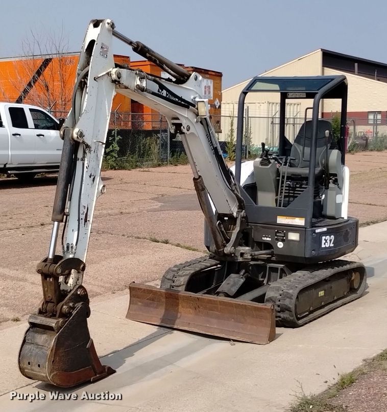 image for item LO9033 2011 Bobcat E32 mini excavator