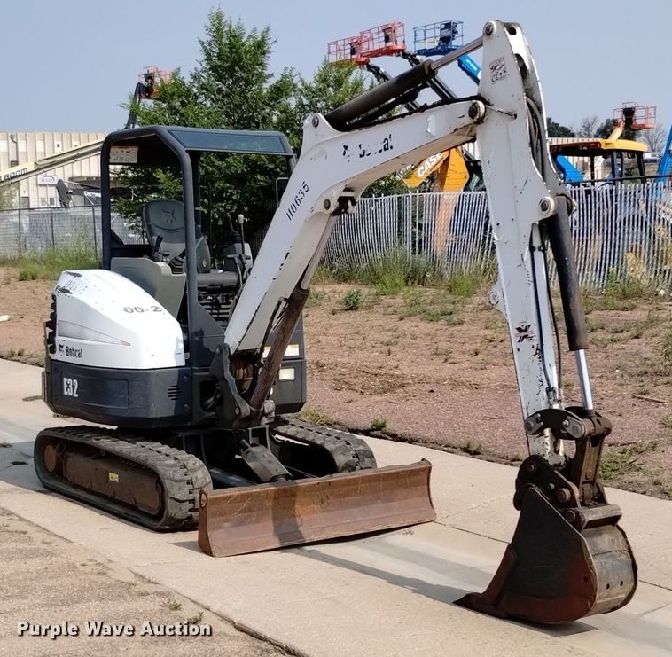 image for item LO9033 2011 Bobcat E32 mini excavator