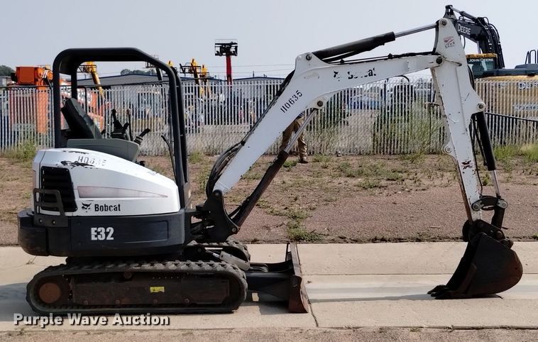 image for item LO9033 2011 Bobcat E32 mini excavator