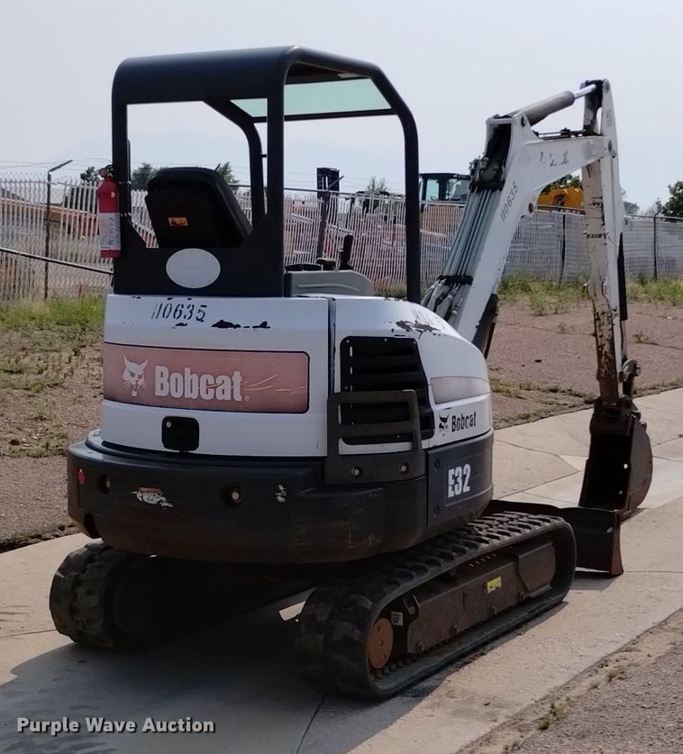 image for item LO9033 2011 Bobcat E32 mini excavator