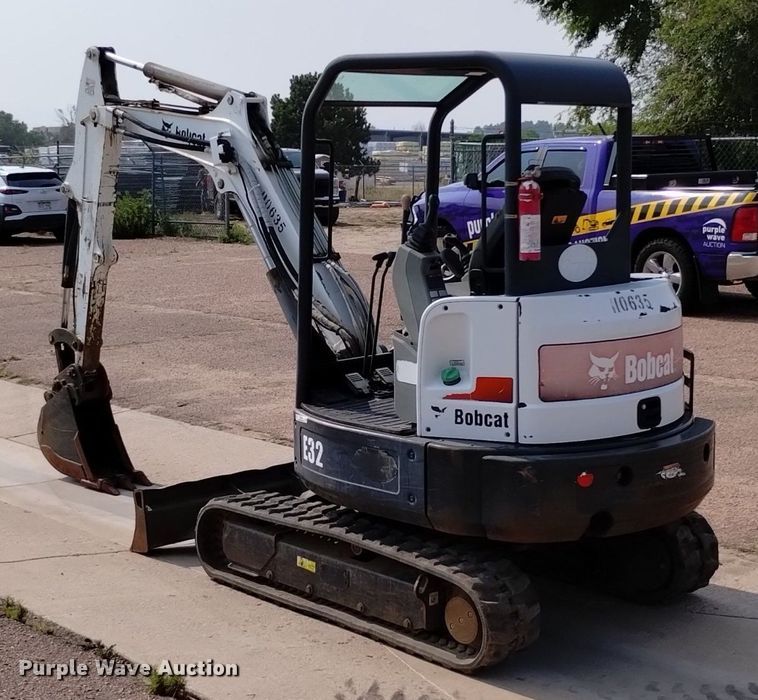 image for item LO9033 2011 Bobcat E32 mini excavator